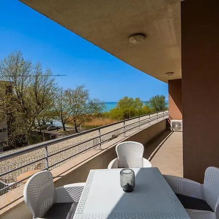 Апартаменты Myflat Club 218 Diamond Wellness Шиофок